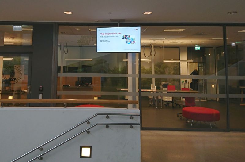 Fil:Infoskjerm Studentsenteret.jpg